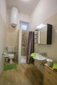 A bathroom at Friends Hostel & Apartments