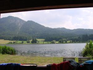 a view of a lake from the window of a tent at Ferienwohnungen Plattner in Weissensee