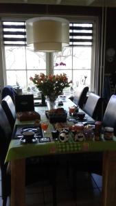 een tafel met eten en drinken erop bij B&B Marialin in Wijdewormer +10 foto's