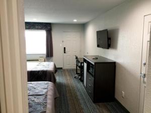 Kuchyň nebo kuchyňský kout v ubytování Americas Best Value Inn & Suites Mont Belvieu Houston