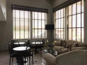 Posezení v ubytování Americas Best Value Inn & Suites Mont Belvieu Houston