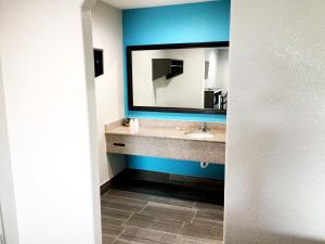 Kuchyň nebo kuchyňský kout v ubytování Americas Best Value Inn & Suites Mont Belvieu Houston