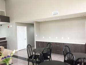 Posezení v ubytování Americas Best Value Inn & Suites Mont Belvieu Houston