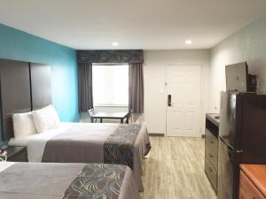 Postel nebo postele na pokoji v ubytování Americas Best Value Inn & Suites Mont Belvieu Houston