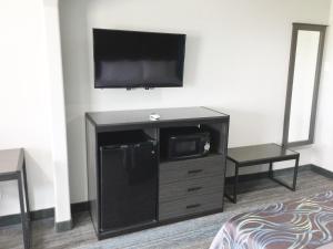 TV a/nebo společenská místnost v ubytování Americas Best Value Inn & Suites Mont Belvieu Houston