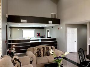 Posezení v ubytování Americas Best Value Inn & Suites Mont Belvieu Houston