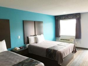 Postel nebo postele na pokoji v ubytování Americas Best Value Inn & Suites Mont Belvieu Houston
