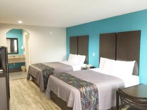 Postel nebo postele na pokoji v ubytování Americas Best Value Inn & Suites Mont Belvieu Houston