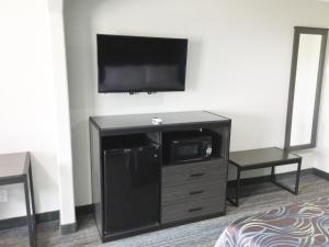 TV a/nebo společenská místnost v ubytování Americas Best Value Inn & Suites Mont Belvieu Houston