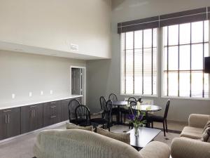 Posezení v ubytování Americas Best Value Inn & Suites Mont Belvieu Houston