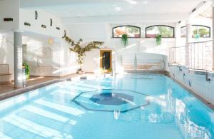 Bazén v ubytování Mari Pop Hotel nebo v jeho okolí