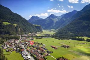 una vista aérea de un pueblo en las montañas en Rainer's Appartements, en Längenfeld