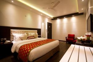 Un pat sau paturi într-o cameră la Hotel Grand Godwin - Near New Delhi Railway Station - Paharganj