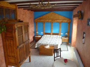 A bed or beds in a room at Hotel Rural La Rosa de los Tiempos
