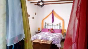 Hotel Rural La Rosa de los Tiempos房間的床