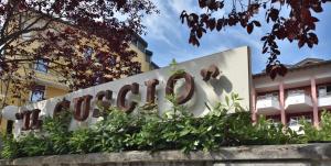 a sign in front of a building at Hotel Il Guscio in Grado