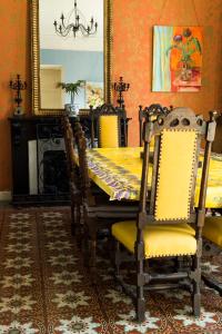 a dining room with a table and a mirror at La Maison des Palmiers in Homps