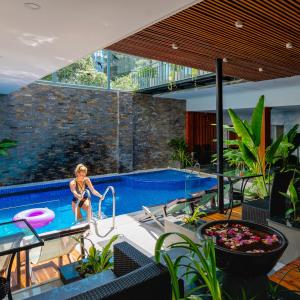 una mujer en una piscina en una casa en The Wind Mountainside Hotel en Vung Tau