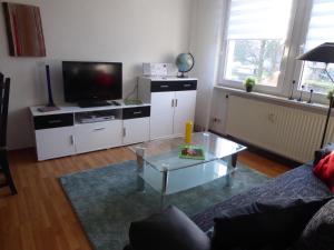 een woonkamer met een tv en een salontafel bij LICHTenstein in Lichtenstein