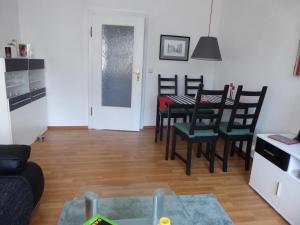 een woonkamer met een eettafel en stoelen bij LICHTenstein in Lichtenstein