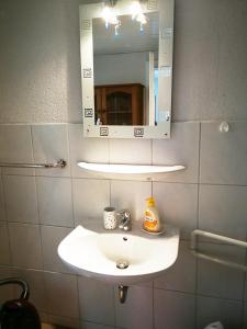 ツィングストにあるGartenblickのバスルーム(白い洗面台、鏡付)