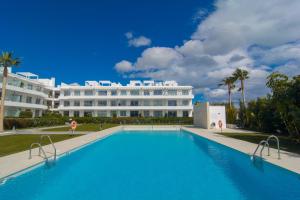 Bazén v ubytovaní Belaire 4 bedroom apartment alebo v jeho blízkosti