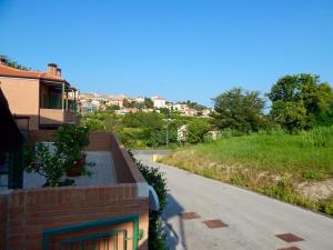 vista su una strada da una casa di S127 - Sirolo, nuovissimo monolocale con terrazzo a Sirolo