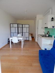 a kitchen and living room with a table and chairs at S127 - Sirolo, nuovissimo monolocale con terrazzo in Sirolo