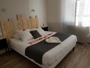 Logis Le Nid du Pont de Gau客房内的一张或多张床位