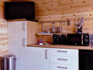 Tigh an Each B&B & Laggan Glamping的厨房或小厨房