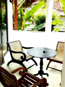 een tafel en twee stoelen op een veranda bij Sleepy Head Guesthouse in Unawatuna +36 foto's