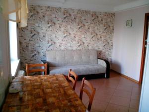 キーウにあるComfortable flat near Dnieper & 12 min. of centreのリビングルーム(ソファ、テーブル、椅子付)