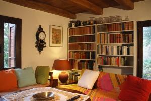 ein Wohnzimmer mit einem Sofa und einer Uhr an der Wand in der Unterkunft Tenuta Casa Cima - tenutacasacima com - in Gudo