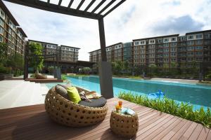 a resort with a swimming pool and a hotel at Condo BaanTiewLom by Sipa in Cha Am
