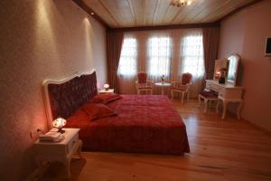 イスタンブールにあるエサンス ホテルのベッドルーム1室(ベッド1台、テーブル、椅子付)