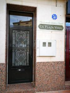 una puerta negra en el lateral de un edificio en Apartamento Rural La Plaza Vieja, en Viver