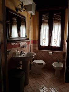 A bathroom at Casetta Terrosi