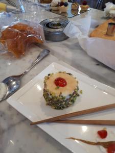 uma sobremesa num prato branco numa mesa em Agriturismo Oliva Azzurra em Valeriano Lunense