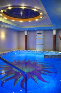 a large swimming pool in a large room at Hotel Regina in Grado