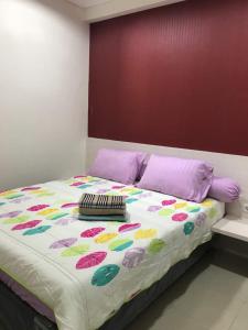 Tempat tidur dalam kamar di Parahyangan Residence