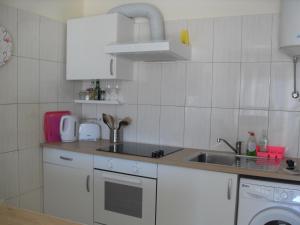 Kuchnia lub aneks kuchenny w obiekcie Irene Apartment