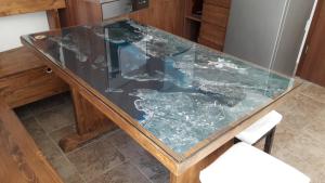 a table with a glass top in a kitchen at Apartmani Krapanj in Krapanj