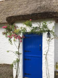 Zdjęcie z galerii obiektu Dunguaire Thatched Cottages w Galway