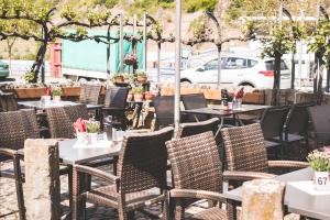 an outdoor restaurant with tables and chairs at Ellenzer Goldbäumchen in Ellenz-Poltersdorf