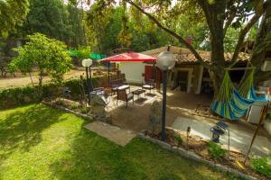 - une vue aérienne sur une arrière-cour avec un hamac et une maison dans l'établissement Villa Jades Sardinia, à San Gregorio