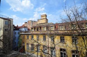 stary budynek z wieżą na górze w obiekcie Travel&Joy backpackers w Pradze
