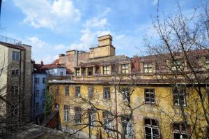 ein altes Gebäude mit einem Turm darüber in der Unterkunft Travel&Joy backpackers in Prag