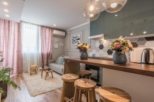 een keuken en een woonkamer met een aanrecht en krukken bij Apartment Marant Center- free parking in Zadar