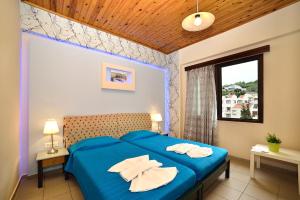 Postel nebo postele na pokoji v ubytování Mythos- Platanias- Hotel -Apts + 37 fotografií