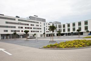 um grande edifício branco com estacionamento em Premiere Classe Wroclaw Centrum em Breslávia